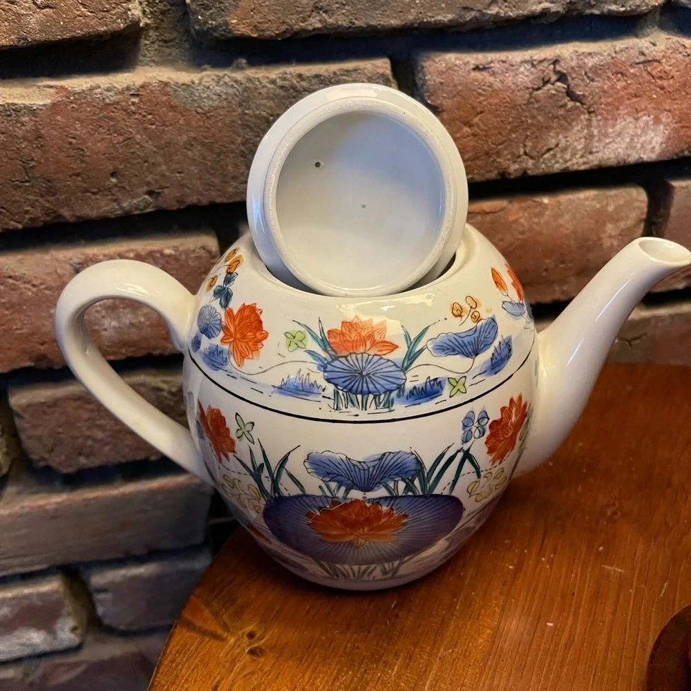 Williams Sonoma hand painted tea pot in excellent condition